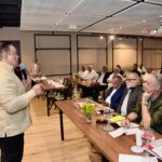 director de la onda expresa unas palabras