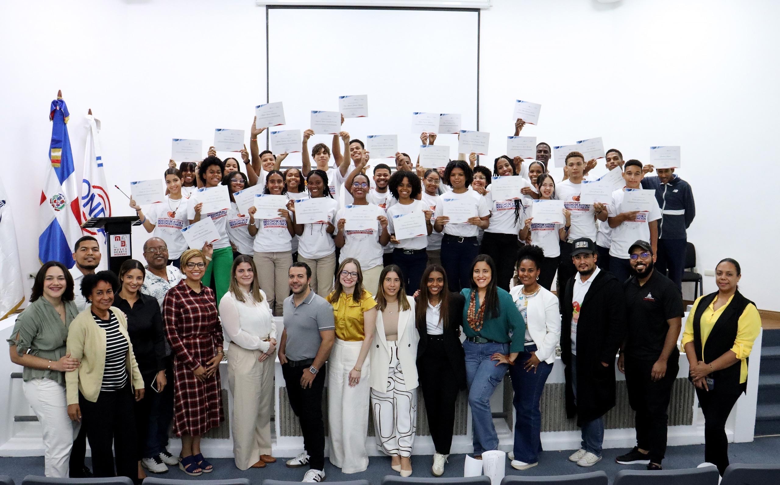 grupo de participantes en la actividad de formacion