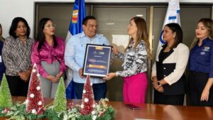 licenciada-Melida-Pichardo-encargada-del-Departamento-de-Sistema-de-Integridad-entrega-el-pergamino-700x394