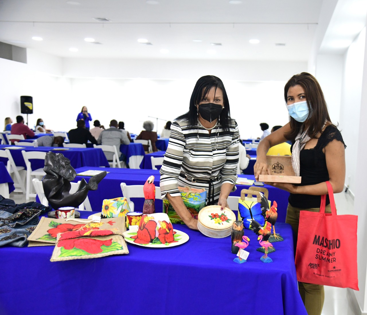 Onda ofrece seminario a artesanos del país; Gonell Cosme les recomienda organizarse y conocer el derecho de autor