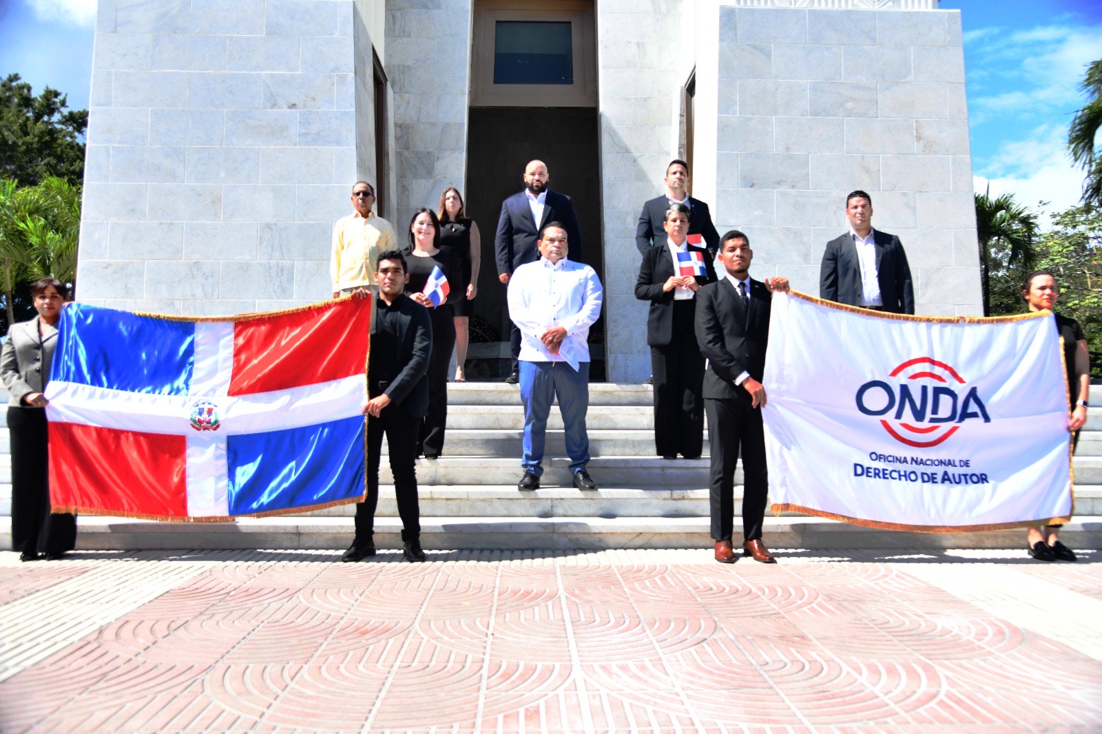 El director de la ONDA encabeza comitiva deposita ofrenda floral en Altar de la Patria