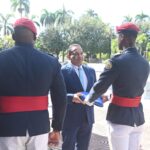 director recibe bandera recibe