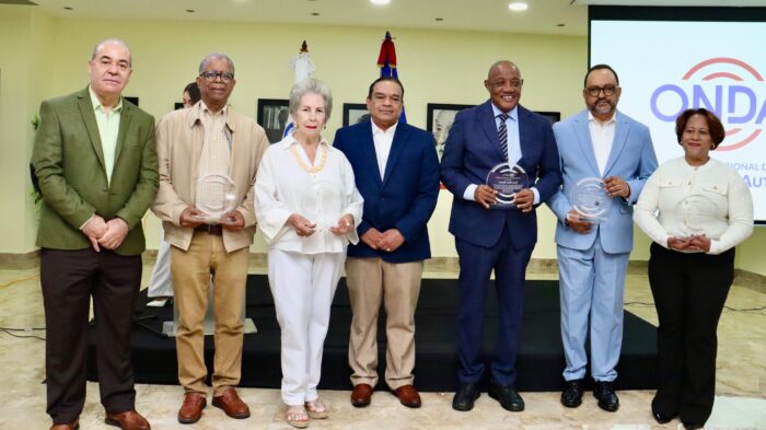 Los escritores Lisette Vega, Odalís Pérez, Mateo Morrison, Euselandia Alcántara Sánchez y Antoliano Peralta, junto al director de la ONDA, José Rubén Gonell Cosme y el presidente de la UDE, Avelino Stanley, durante el reconocimiento.
