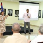 La licenciada Lucía Castillo, encargada de Sociedades de Gestión de la ONDA y Wilkis Santana, analista del Centro de Capacitación y Desarrollo de la ONDA, quienes moderaron el conversatorio sobre Derecho de Autor para escritores.
