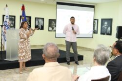 La licenciada Lucía Castillo, encargada de Sociedades de Gestión de la ONDA y Wilkis Santana, analista del Centro de Capacitación y Desarrollo de la ONDA, quienes moderaron el conversatorio sobre Derecho de Autor para escritores.