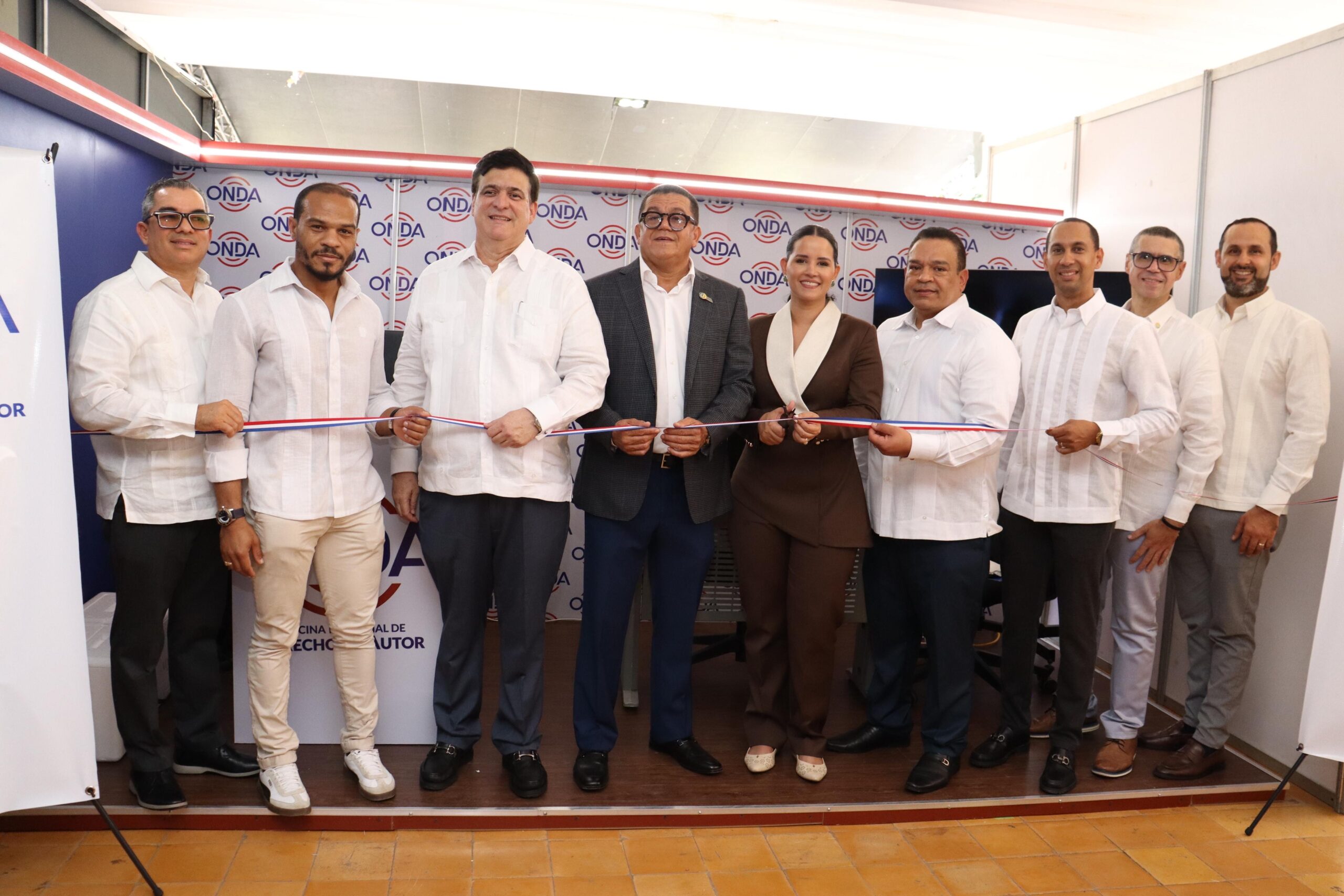 foto grupal ejecutivos de expovega y miebros de la onda