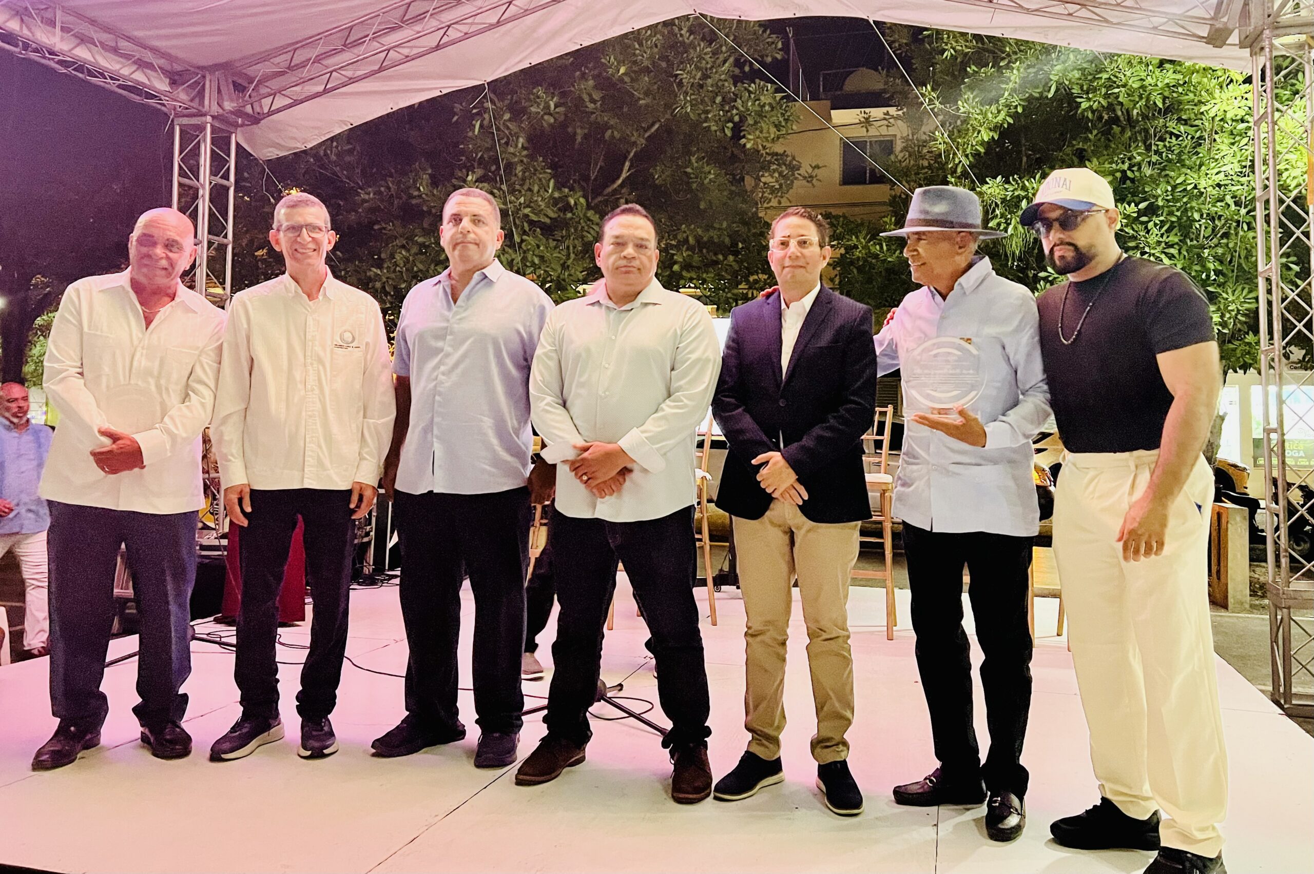 El director y artistas posan para foto