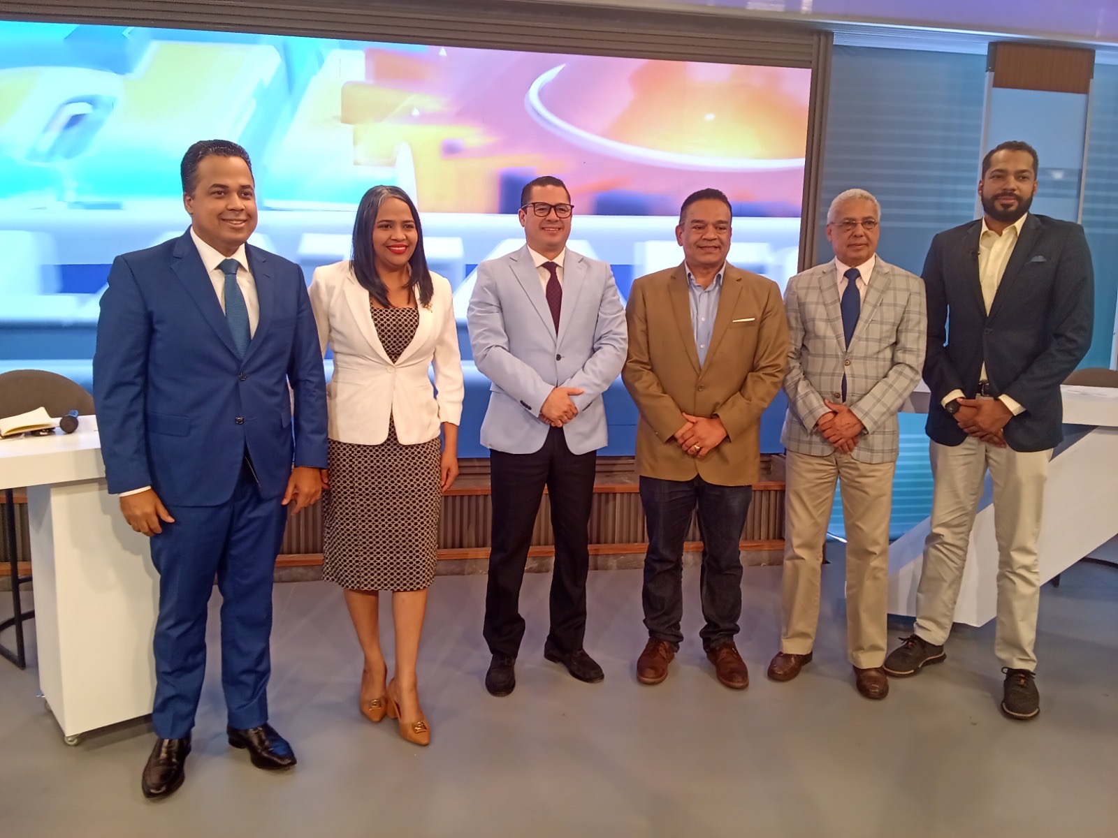 Gonell Cosme junto a los panelistas del programa Al Mediodia TV.