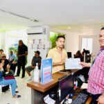 Uno de los autores recibe el certificado